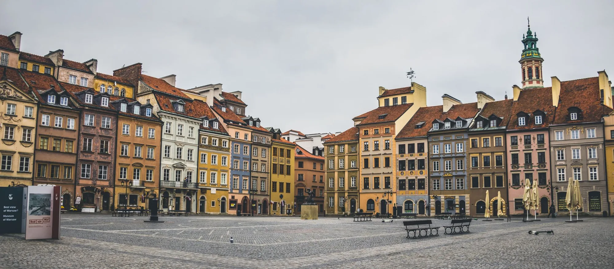 Štítové, barevné domy na jedné straně varšavského Staroměstského trhu
